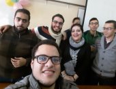 دكتورة بجامعة المنصورة تفاجئ الطلاب وتضع الشوكولاتة على مقاعدهم فى الامتحان