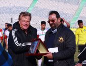 بالصور.. تبادل دروع بين منتخب مصر والمغرب فى حضور البلدوزر