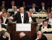 بالفيديو..شاهد كيف هاجم ترامب النخبة وكلينتون والإعلام بالنكات