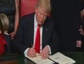 بالفيديو والصور.. تعرف على أول قرارات ترامب كرئيس للولايات المتحدة الأمريكية