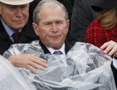 بالصور.. جورج بوش يعانى مع المطر أثناء حفل تنصيب ترامب 