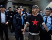 بالصور.. اعتقال شخص فى الصين يحمل لافتة ضد ترامب 