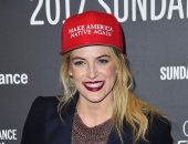 نجوم ضد ترامب.. رايلى كيو ترتدى قبعة تحمل شعارا مناهضا للرئيس الأمريكى