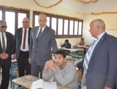 محافظ الوادى الجديد يتفقد سير إمتحانات الشهادة الإبتدائية والإعدادية