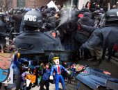 بالفيديو والصور.. اشتباكات عنيفة بين الشرطة الأمريكية ومعارضين للرئيس الجديد.. اعتقال 95 شخصا بواشنطن.. محتجون يحرقون علم أمريكا بعد تنصيب ترامب.. ومتظاهرون بعدة دول يرفعون شعارات ضد سياسة الرئيس الـ45