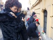 بالصور.. تجمع أهالى ضحايا حريق الحافلة المجرية أمام مبنى مدرستهم