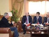 وزير الرياضة يستقبل وفد برشلونة الإسبانى لبحث إنشاء أكاديمية بشباب الجزيرة