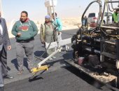 بالصور ..محافظ الوادى الجديد يتفقد مشروعات رصف الطرق بتكلفه 226 مليون جنيه