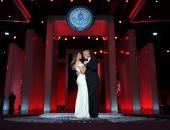 بالفيديو والصور.. الرئيس الأمريكى يراقص زوجته ميلانيا فى حفل التنصيب