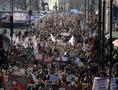 بالفيديو والصور: 80 ألف متظاهرة ضد ترامب فى الشوارع البريطانية 