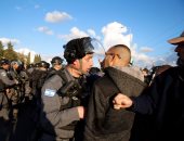 الاحتلال الإسرائيلى يعتدى على فلسطينية ومتضامن خلال قطفهم الزيتون جنوب نابلس