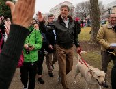 بالفيديو والصور.. جون كيرى يتظاهر بصحبة كلب ضد دونالد ترامب فى واشنطن