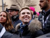 بالصور.. سكارليت جوهانسون ومشاهير السياسة والفن يتظاهرون ضد دونالد ترامب