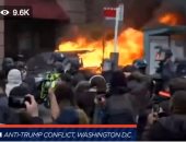 بالصور.. متظاهرون ضد ترامب يحرقون سيارة ليموزين ويكتبون عليها "أحنا الشعب"