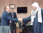 محافظ بني سويف يسقبل والد الشهيد رجب عاطف ويصرف مساعدة لأسرتة