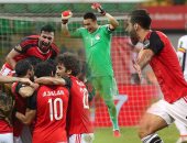 منتخب مصر يواجه غانا بالزى التقليدى "أحمر فى أبيض وأسود"