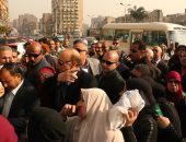 محافظ القاهرة يتابع  القوافل التموينية المتحركة فى باب الشعرية