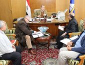 محافظ دمياط يطلب الأجهزة التنفيذية بالتنسيق قبل رصف الشوارع