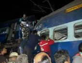 عمال الإنقاذ ينتشلون ضحايا قطار  خرج عن مساره بالهند