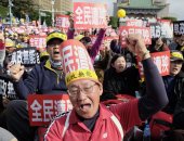 بالصور..10 ألاف متقاعد يتظاهرون ضد خطط إصلاح قانون المعاشات فى تايوان