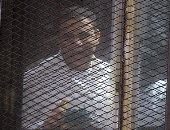 بالصور.. خلال محاكمتهم.. متهمو "أحداث العدوة" يرددون هتافات "تحيا مصر"