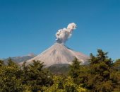 بالصور..تجدد ثوران بركان "كوليما" بالمكسيك وأعمدة الدخان تتصاعد من فوهته