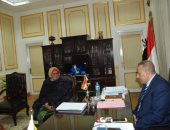 محافظ الجيزة: تخصيص مكان مناسب لبائعة الكتب بمحيط جامعة القاهرة لممارسة عملها