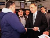 أمن دمياط يسلم 10 مواطنين رخص قيادة وتصاريح عمل بالمجان