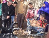 بالفيديو.. محافظ المنيا يسلم كرسى إلكترونى لطالب من ذوى الإحتياجات الخاصة