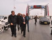 محافظ بورسعيد يتفقد حركة المرور أعلى كوبرى النصر العائم