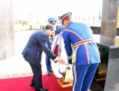 الرئيس السيسي يضع إكليل زهور على نصب شهداء الشرطة فى الاحتفال بعيدهم