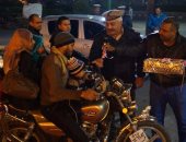 "مرور أسيوط" يحتفل بأعياد الشرطة بتوزيع الهدايا على المواطنين