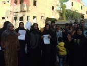 بالفيديو والصور.. 30 أسرة تطالب بتسليمهم وحدات سكنية بعد إزالة شققهم