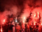 بالفيديو.. جماهير الجزائر تهاجم اللاعبين بالشماريخ بعد توديع أمم أفريقيا