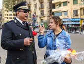 رجال الداخلية والمواطنون يتبادلون الهدايا احتفالا بعيد الشرطة وثورة يناير
