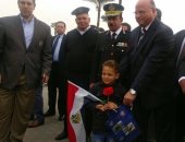 بالصور.. "أمن القاهرة" تهدى المواطنين الهدايا والورود احتفالا بعيد الشرطة