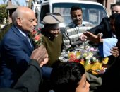 مدير أمن قنا يوزع الورود على المواطنين فى ذكرى عيد الشرطة بميدان القنائى