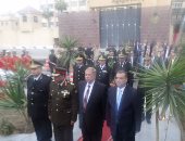 محافظ الإسماعيلية يضع إكليل زهور على قبر الجندى المجهول بعيد الشرطة  