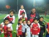  والد الننى يهدى أطفال المحلة تيشرتات الأرسنال بعد تصدر قمة القسم الثانى