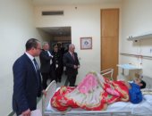 بالفيديو والصور.. مدير أمن الإسكندرية يزور مستشفى الشرطة ويقدم هدايا للمصابين