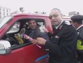 بالصور.. ضباط مرور الإسكندرية يهدون الورود للمواطنين فى عيد الشرطة