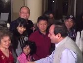 صفحة الرئيس تنشر "فيديو" للقاء السيسى بالسائحين فى أسوان