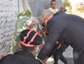 محافظ الوادى الجديد يهنئ رجال الشرطة بعيدهم ويضع إكليل الزهور على النصب التذكارى