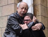 بالفيديو والصور.. انهيار ابنة سيد حجاب من البكاء لحظة وصول جثمانه مسجد الفاروق