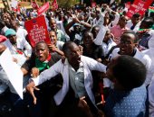 بالصور.. تظاهرة للأطباء فى كينيا تطالب برفع رواتبهم