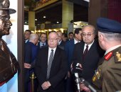 بالفيديو والصور..جناح وزارة الدفاع بمعرض الكتاب يكرم رئيس الوزراء
