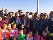 بالصور.. الرئيس السيسي فى جولة صباحية بأسوان والسائحون يلتقطون معه الصور