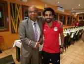 محمد صلاح والسفير المصرى يحتفلان بالتأهل لدور الـ8 مع جماهير الجابون