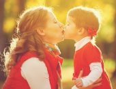 خلى كل يوم بينكم عيد حب.. 10 طرق تعبرى بيها عن مشاعرك الإيجابية لطفلك