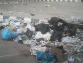 سكان حى البنفسج فى دهشور بالجيزة يشتكون من تراكم القمامة بالشوارع